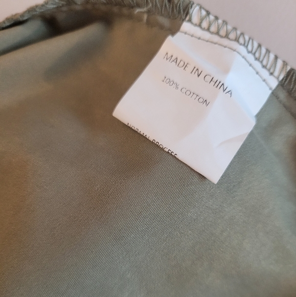 Green button-up jumpsuit with shoulder pads - Picture 5 of 6